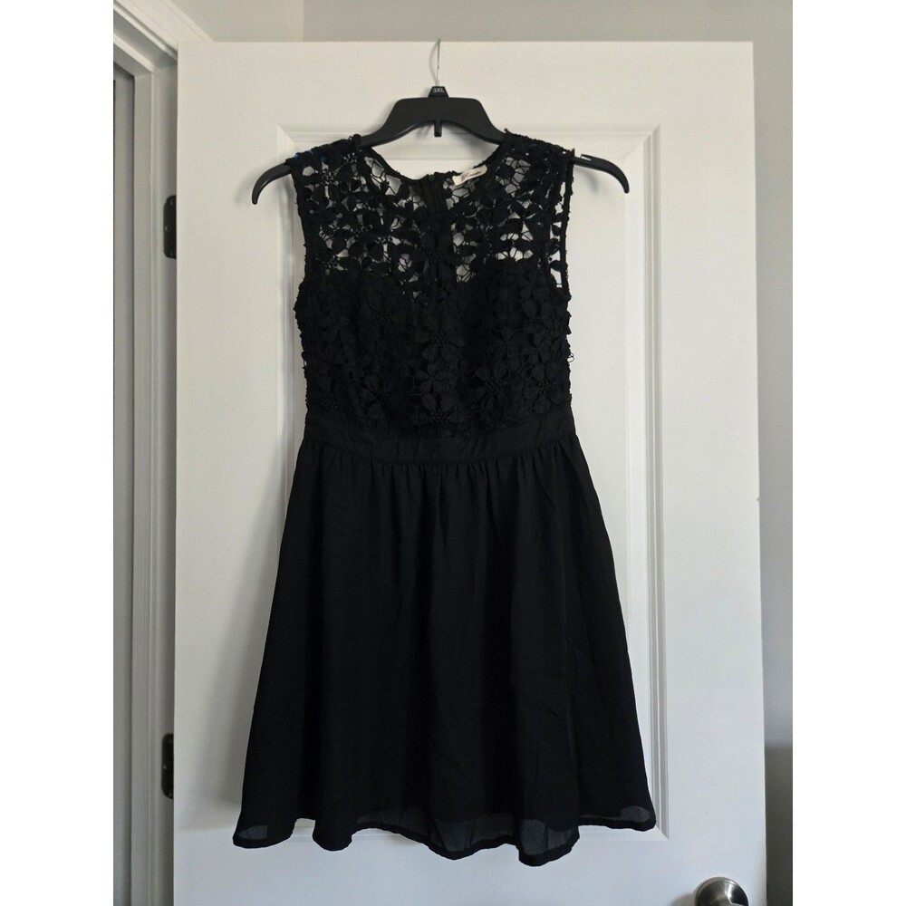 Rosette sleeveless black floral lace cocktail mini dress. Size small